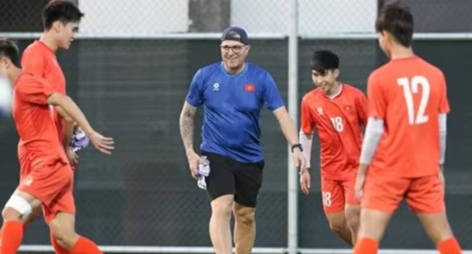 Điểm tin bóng đá Việt Nam 4/4: Bùi Vĩ Hào nghỉ 10 tháng; Việt Nam thua Thái Lan 10 bậc trên BXH FIFA