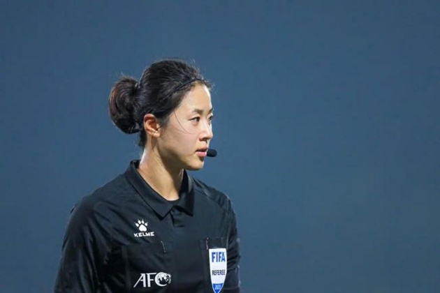 Nữ trọng tài xinh đẹp điều hành trận ra quân của U17 Việt Nam