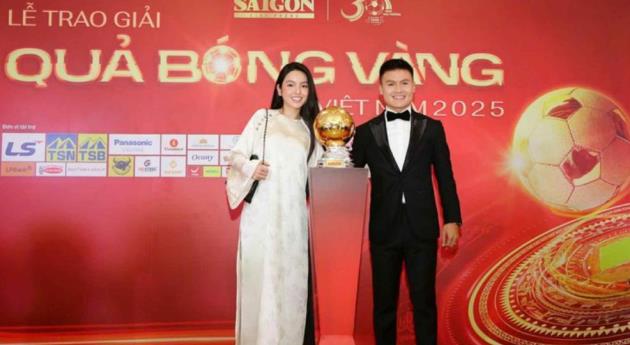 Quang Hải sánh đôi Chu Thanh Huyền dự gala trao giải Quả bóng vàng Việt Nam 2025
