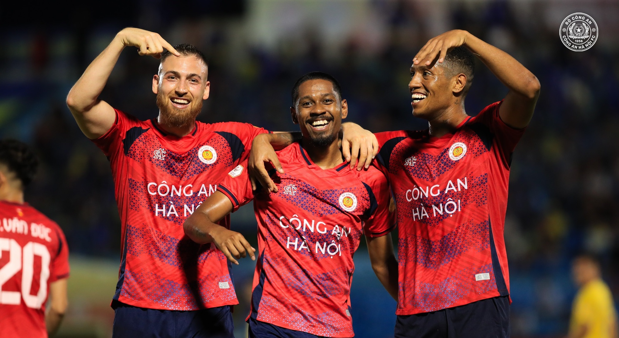 CĐV CAHN ủng hộ Quang Vinh được triệu tập lên tuyển Việt Nam